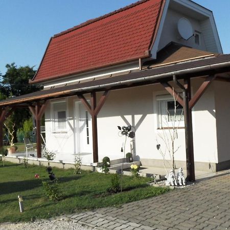 Ferienhaus Am Plattensee Balatonmáriafürdő Esterno foto