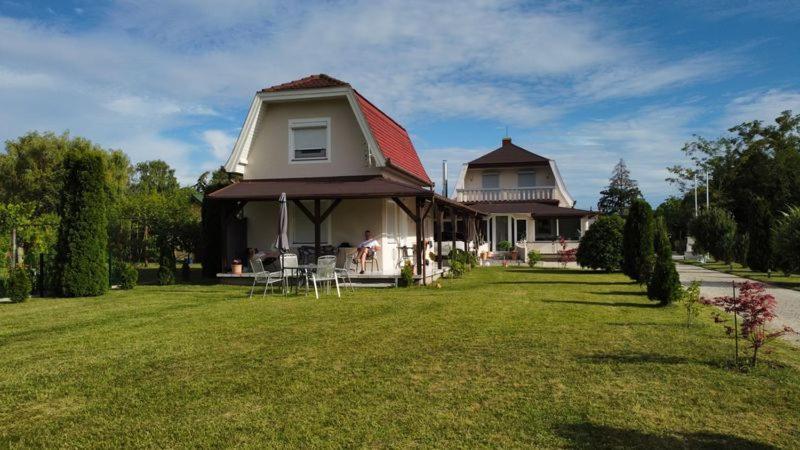 Ferienhaus Am Plattensee Balatonmáriafürdő Esterno foto