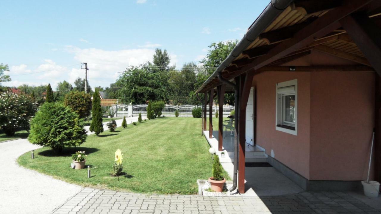 Ferienhaus Am Plattensee Balatonmáriafürdő Esterno foto
